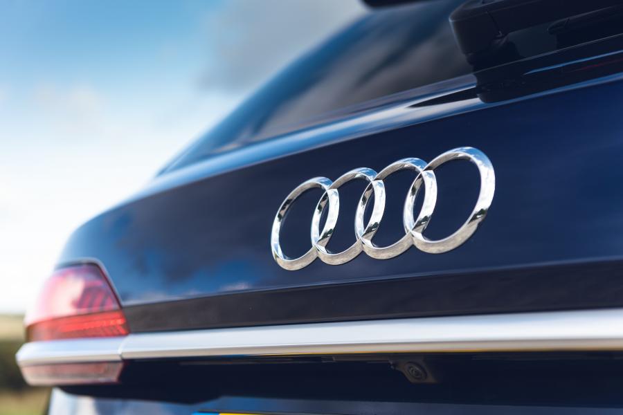 Логотип Audi SQ7 TDI (4M) 2019 года  (UK) (фото 9 из 46)